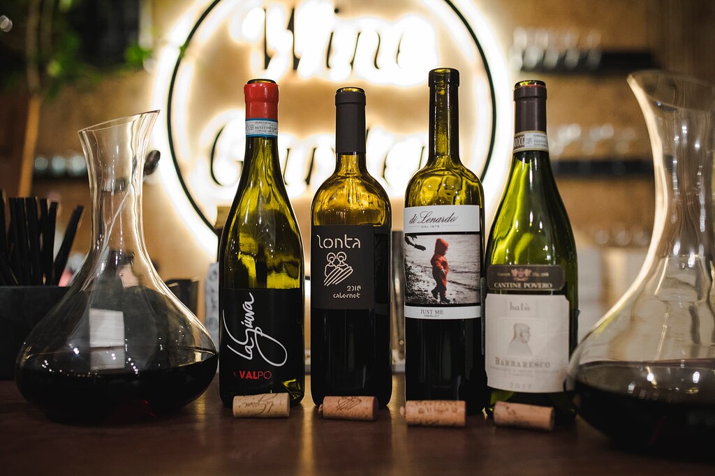 Винить вину. Страдание. Бокал вина с винилом. Винить вину. Пластинки и вино.