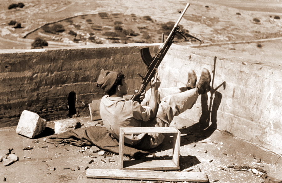 ​Солдат спит — служба идёт. Скучающий на посту израильский пулемётчик со своим «Бреном», 1948 год - С миру по нитке | Военно-исторический портал Warspot.ru