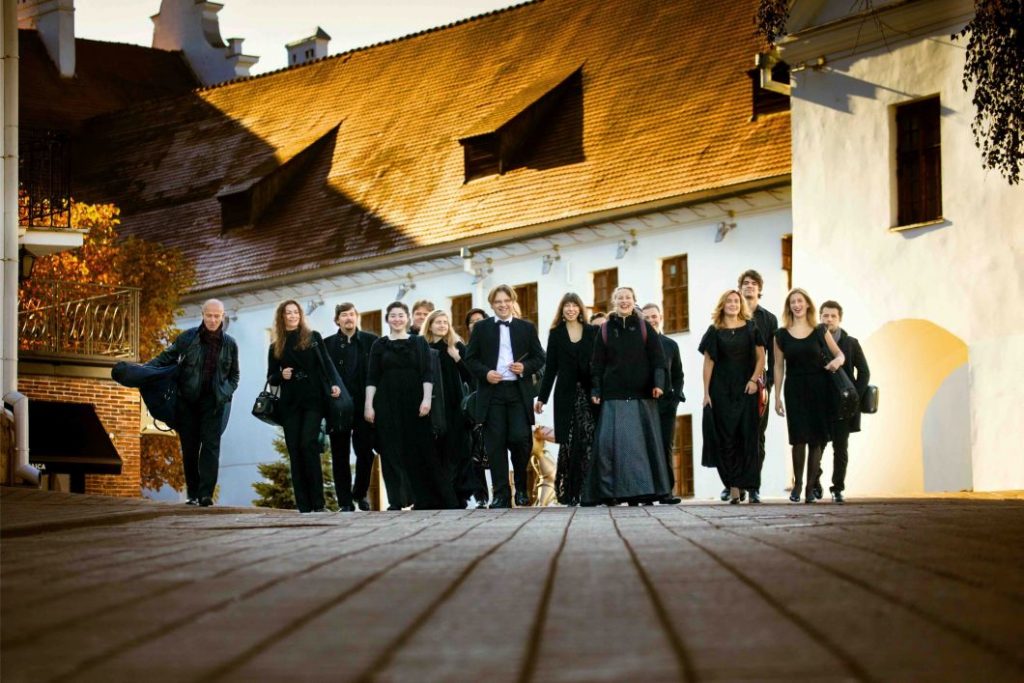 Камерный оркестр «Восток-Запад» и дирижёр Ростислав Кремер. Фото Евгения Евтюкова