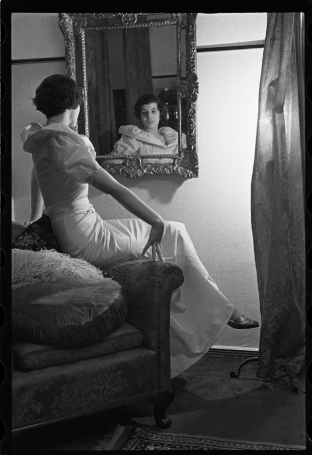 Женщина перед зеркалом. Берлин, 1930-е годыФото: Евгений Хенкин