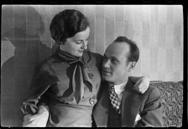 Пара на диване. Ленинград, 1930-е годы. Фото: Евгений Хенкин. Henkin Brothers Archive